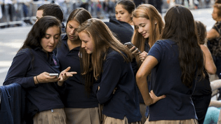 teenagers-using-smartphones.jpg