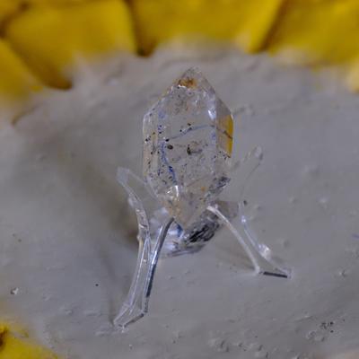 Quartz with carbon suspended in water