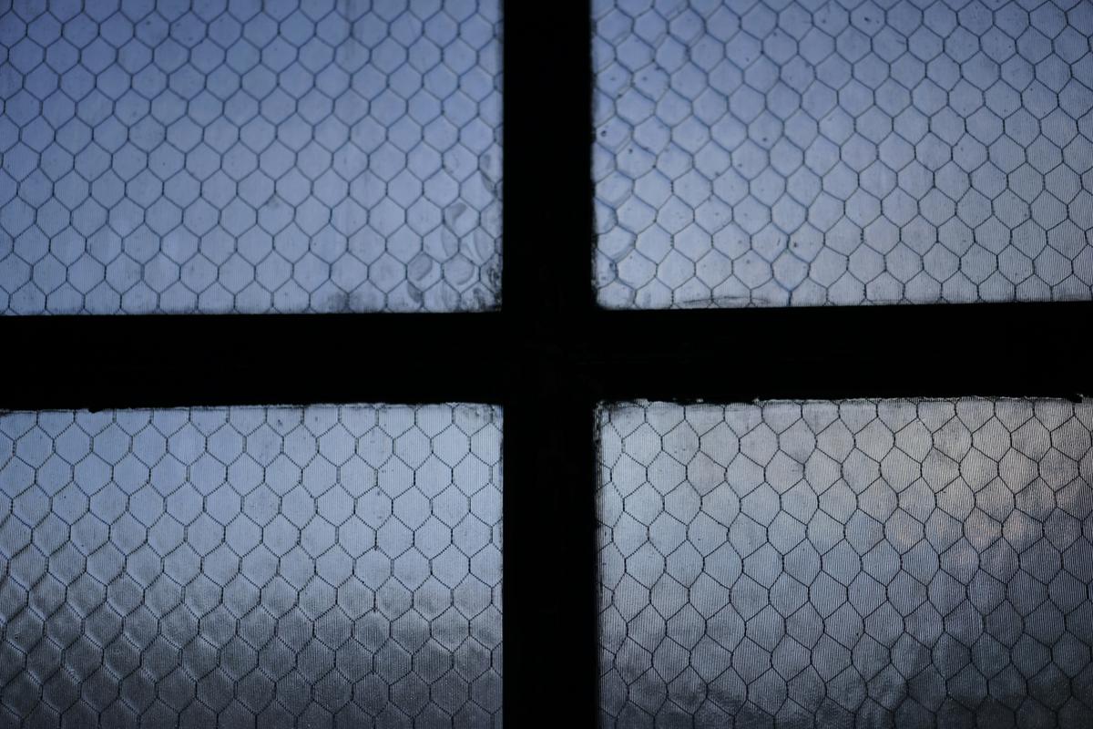 2018-09-28_black-framed-clear-glass-window-gnhj_fzzs2y.jpg