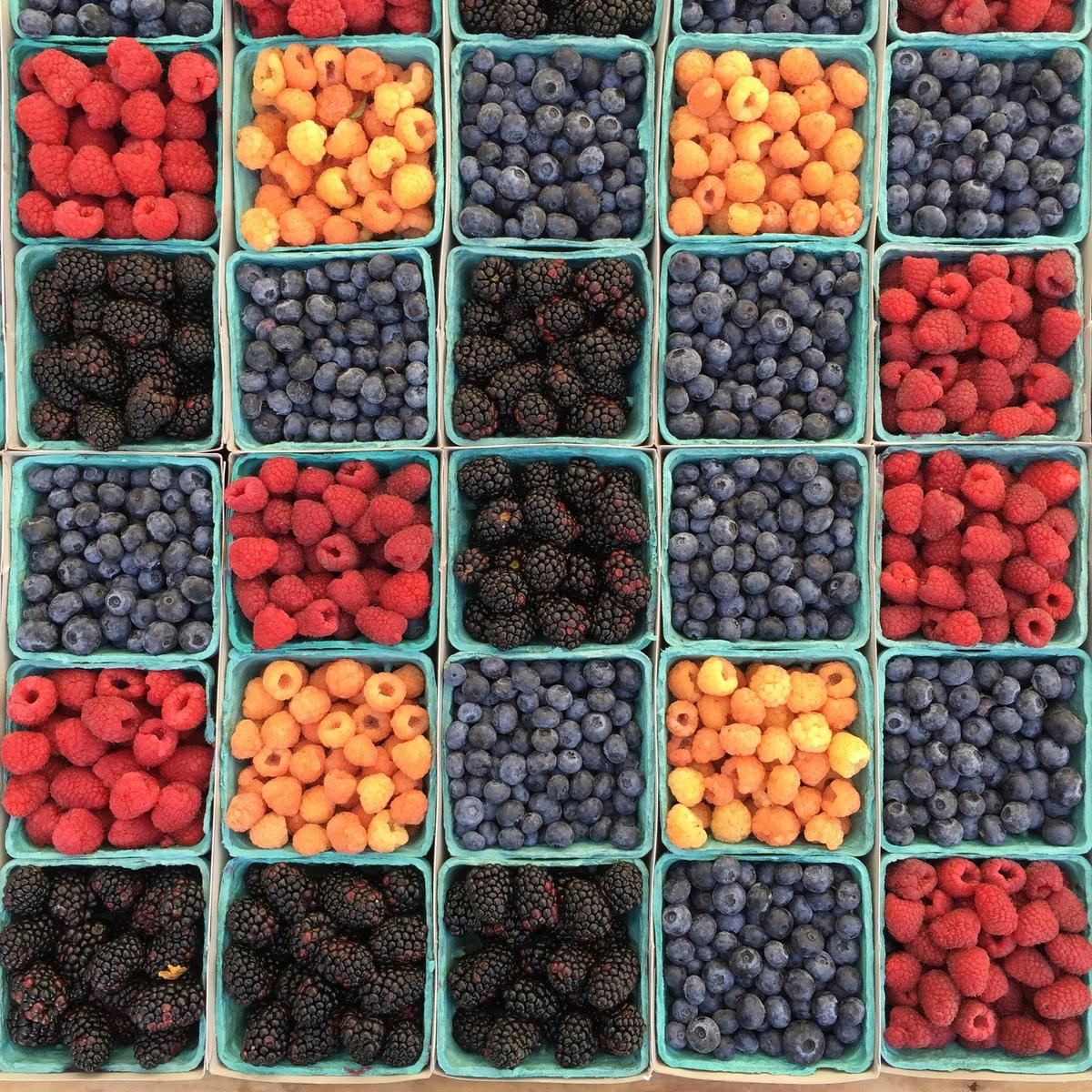 2015-10-10_assorted-berries-fqkrxymost4.jpg