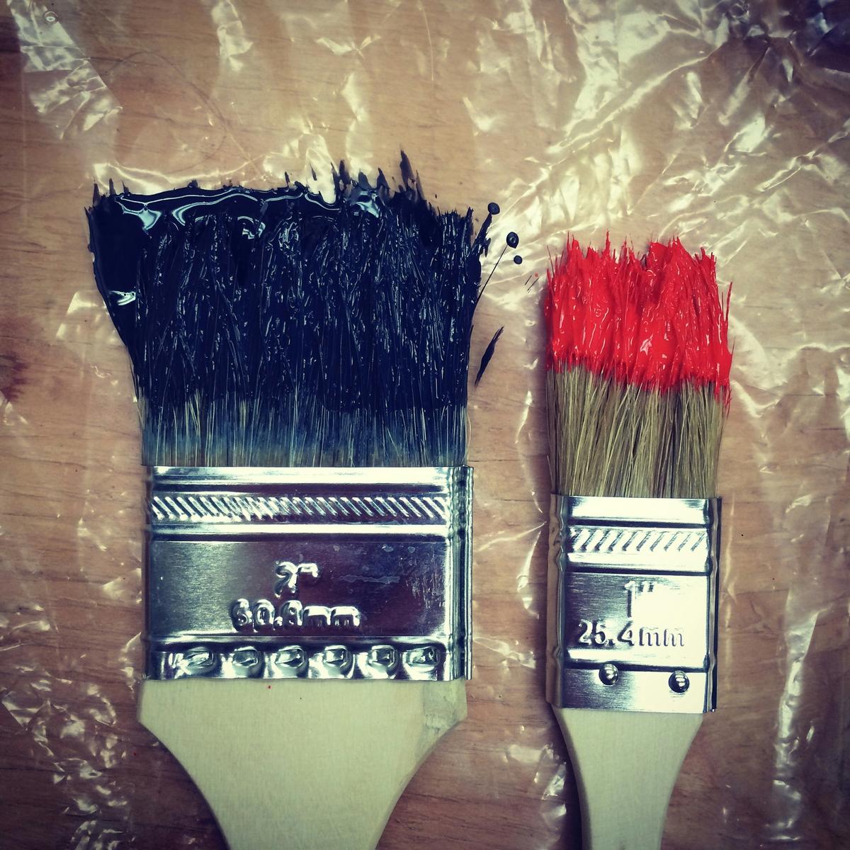 2015-10-10_two-paint-brush-on-tables-excdh29wlbg.jpg