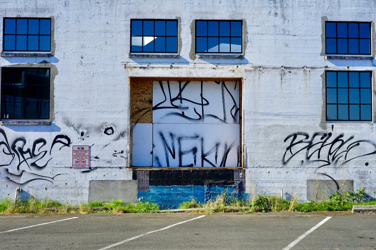 2022-08-07_a-building-with-graffiti-on-it-9nfxi_kquza.jpg