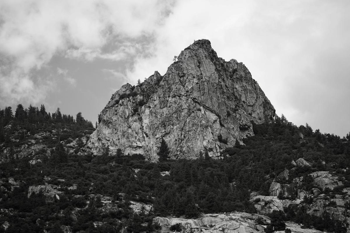 2022-09-09_a-rocky-mountain-with-trees-dvzaqvrtrl4.jpg