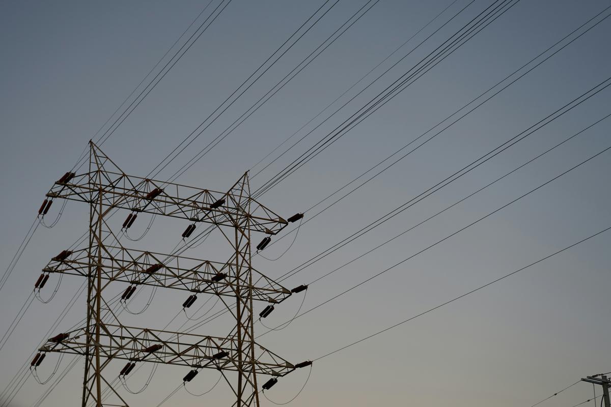 2022-12-01_a-power-line-tower-z2clwpfyj7m.jpg