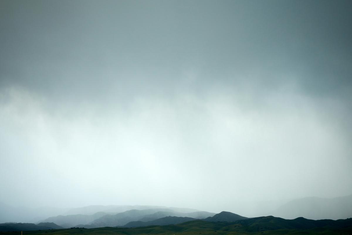 2023-03-26_a-view-of-a-field-with-mountains-in-the-distance-1louh_2l9k8.jpg