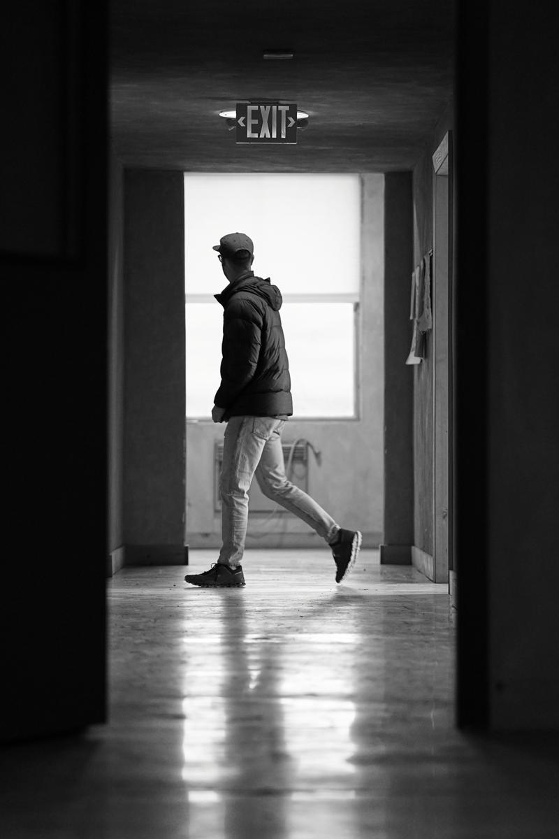 2023-04-28_a-man-walking-down-a-hallway-in-a-building-8nddlksn9ai.jpg