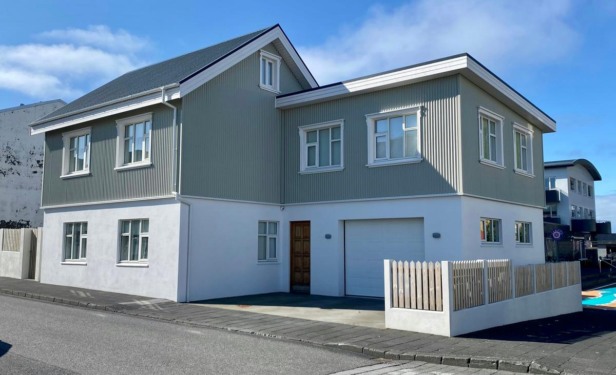 2022-07-26_a-grey-house-with-a-white-fence-ie2xghd32bk.jpg