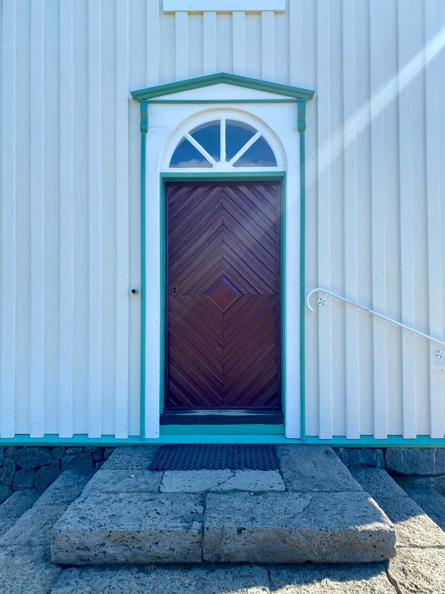 2022-07-26_a-door-on-a-building-22oa1bixr20.jpg