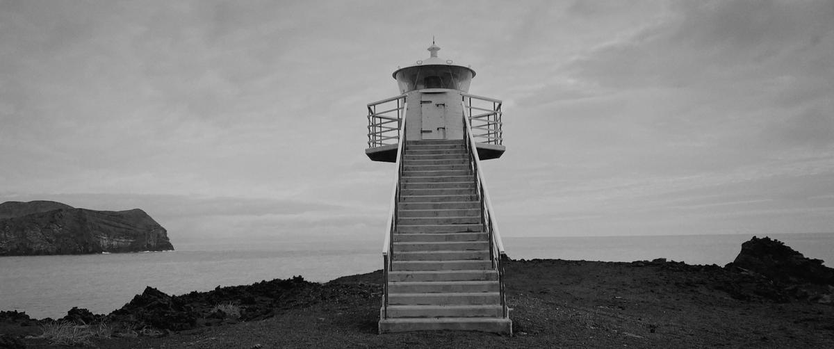 2022-07-26_a-lighthouse-on-a-rocky-shore-77c3w89rctk.jpg