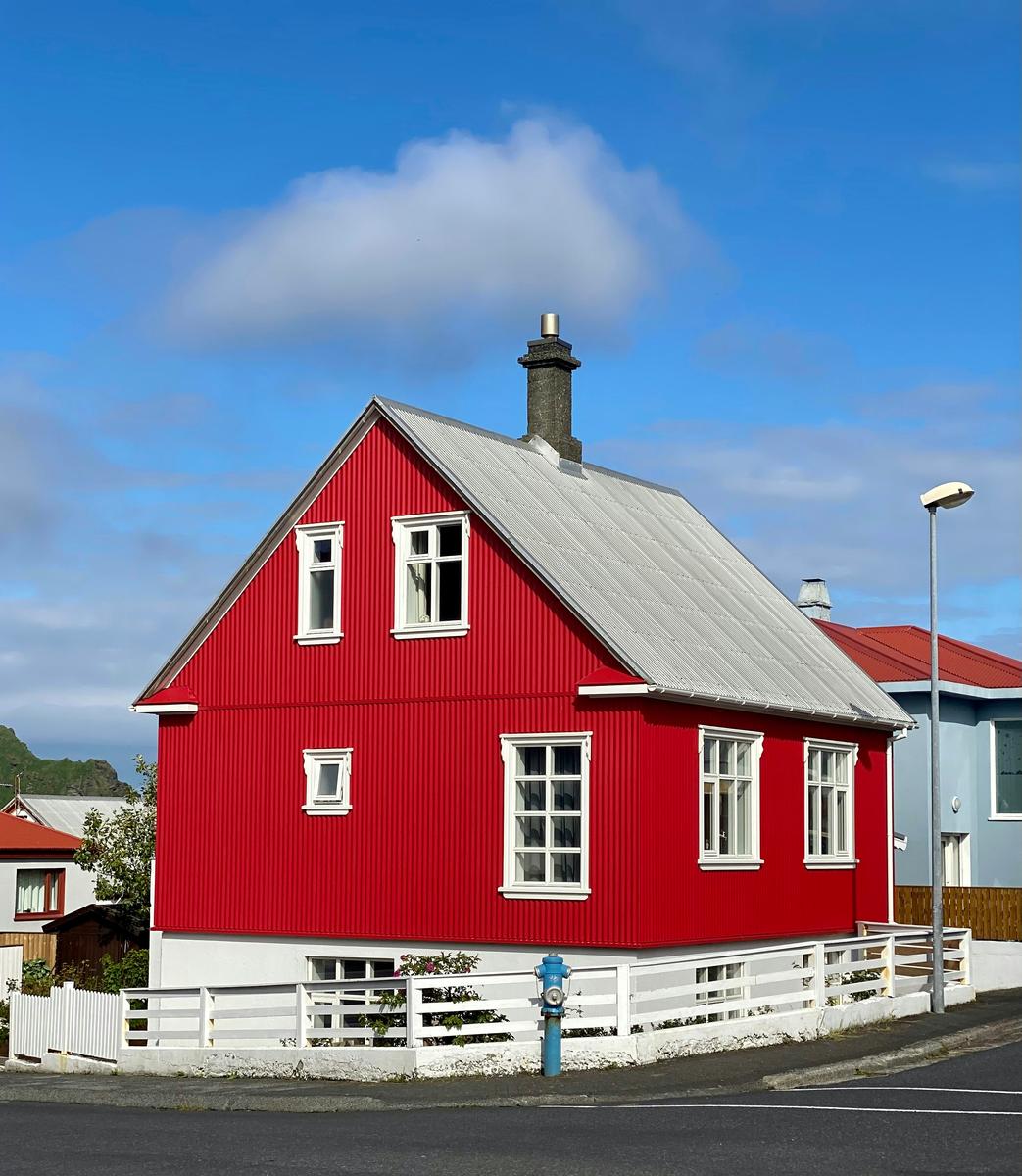 2022-07-26_a-red-barn-with-a-white-picket-fence-de2idr7mtdg.jpg
