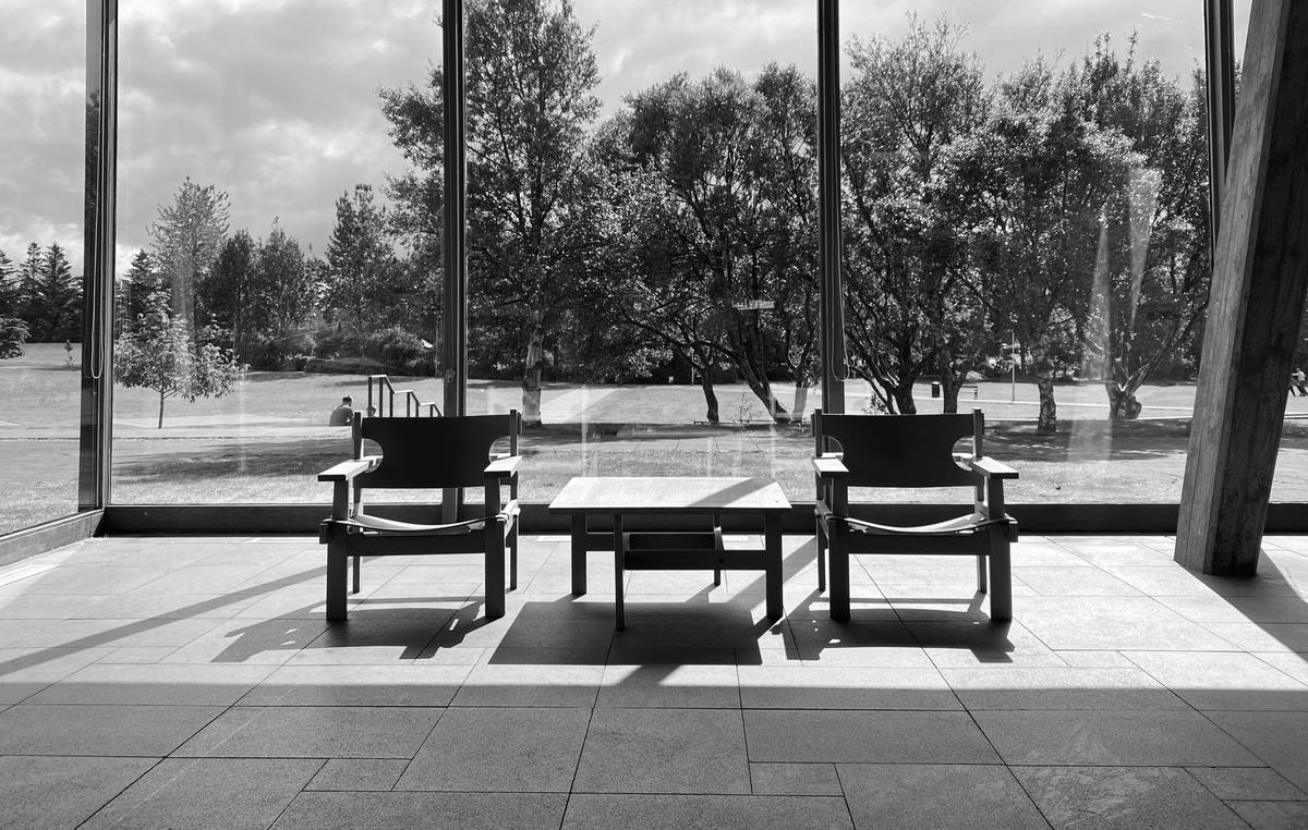 2022-07-26_a-table-and-chairs-on-a-patio-oyb0foy_gxc.jpg