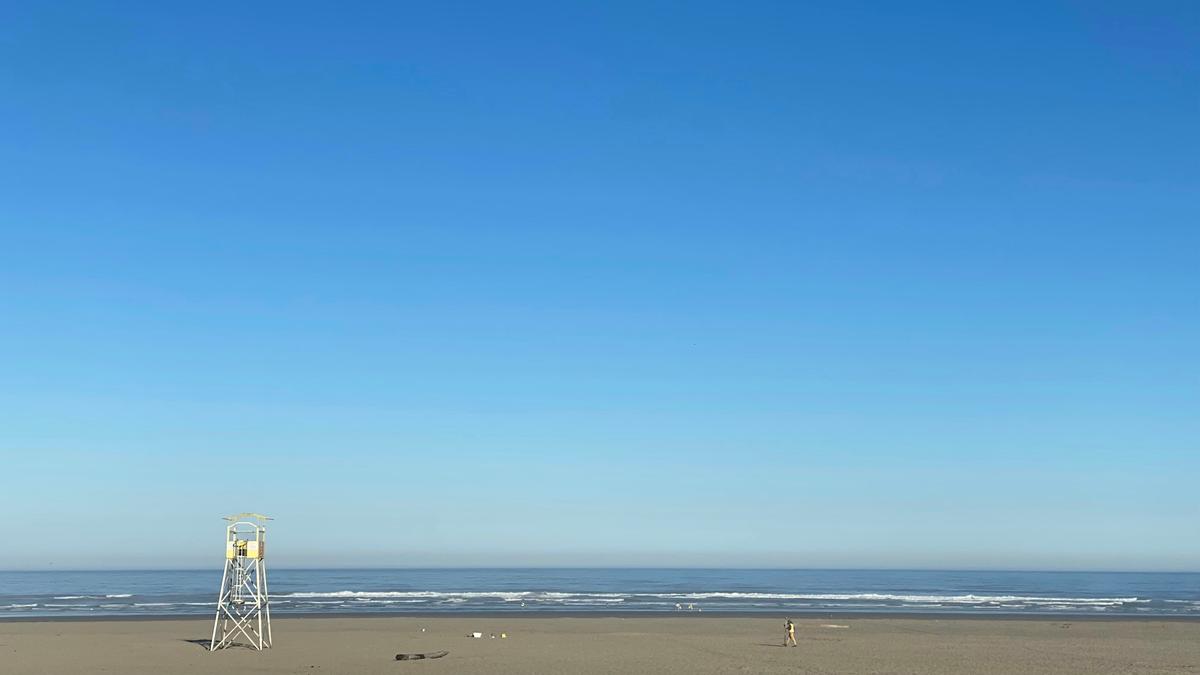 2022-08-07_a-beach-with-a-ladder-and-a-body-of-water-in-the-background-xnzfs9ewoaa.jpg