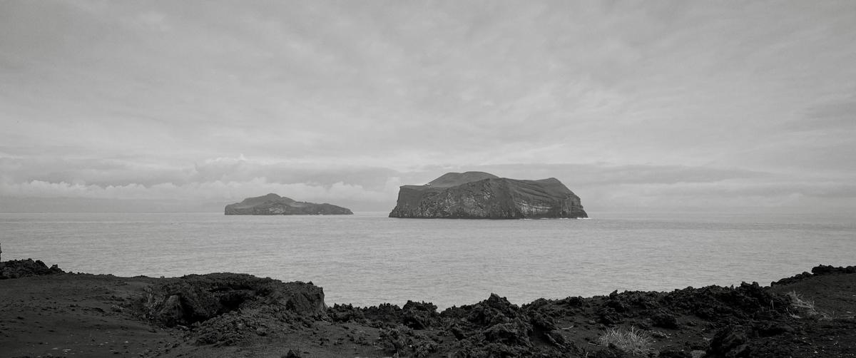 2022-07-26_a-rocky-beach-with-a-couple-of-large-islands-in-the-distance-utgwxnhcq6y.jpg