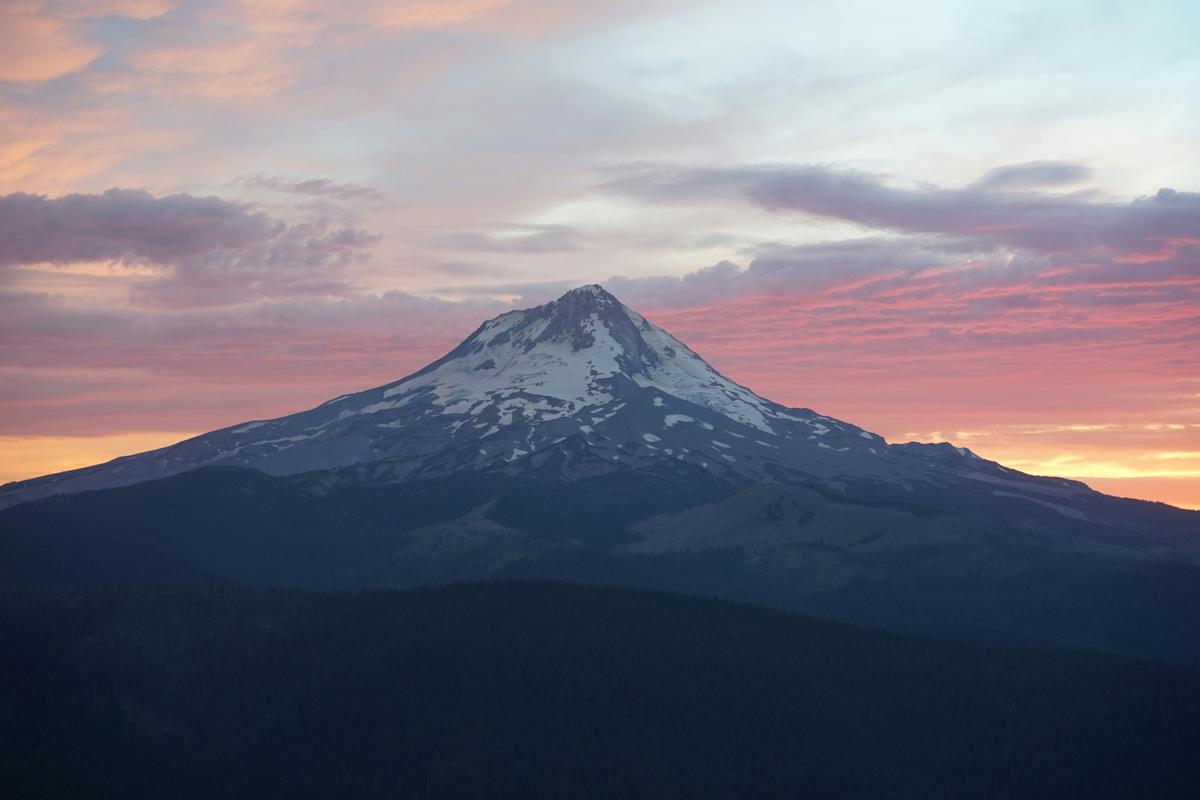 2022-08-19_a-mountain-with-a-sunset-in-the-background-kdo4fcas46o.jpg