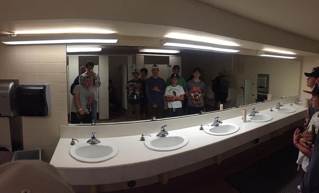 Bathroom selfies w random kids