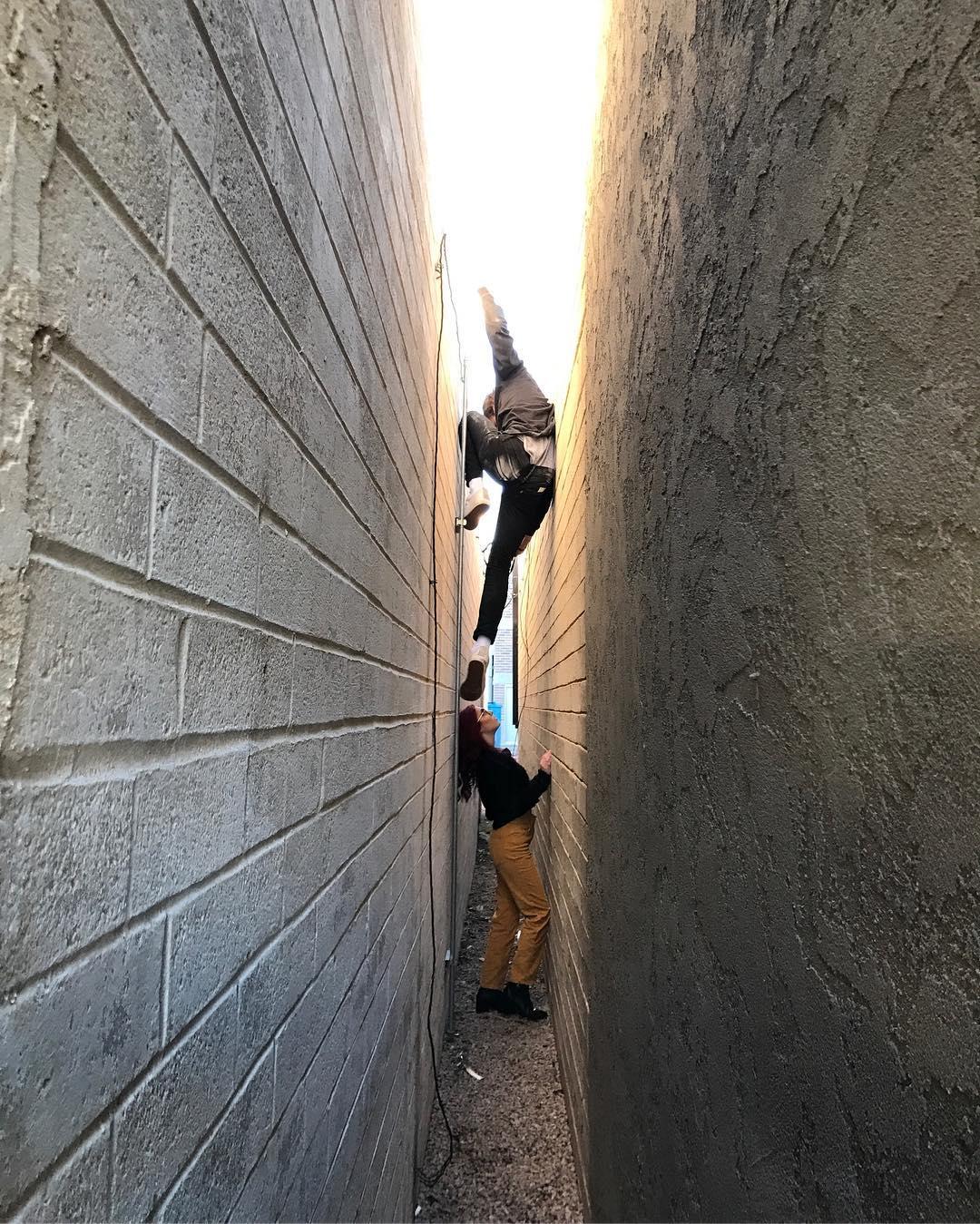 this is a photo @madiharveyy took of me climbing to the top of an alley while i was trying to get a good angle of @olii…