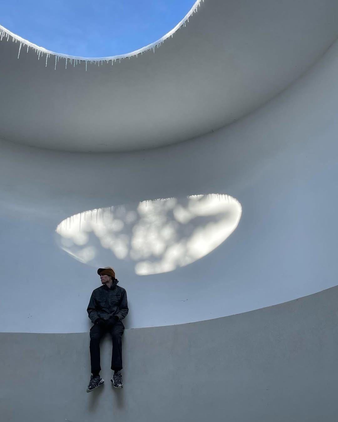 BLUE PESHER (1999) – James Turrell