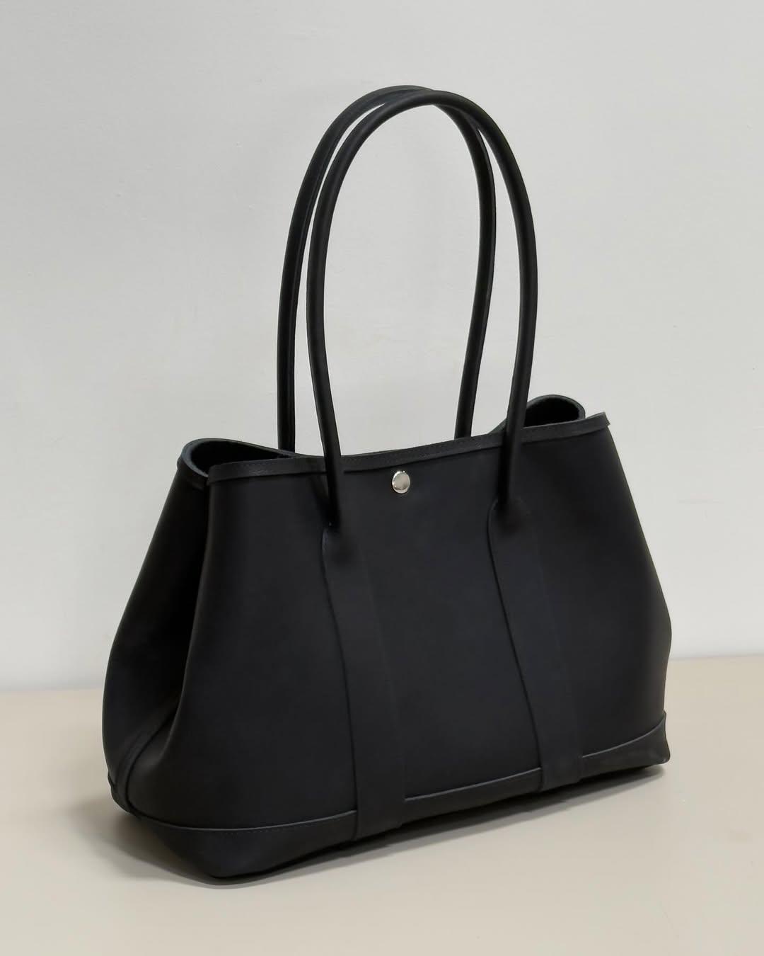Audrey sample with a shoulder strap in black boot leather