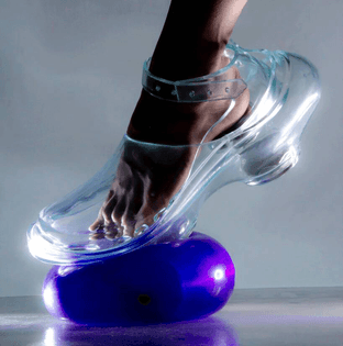 yukako-hihara-anti-gravity-shoes-magnets-designboom-3.jpg
