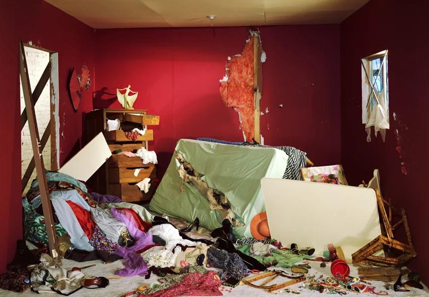 Das R&auml;tsel von Jeff Walls "The Destroyed Room" erkunden