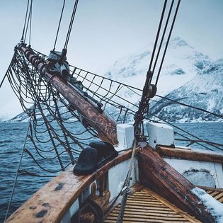 *anzeige* On a boat ride through the kingdom of @visitnordlys . Where mountains meet the sea, where extremes get along with ...