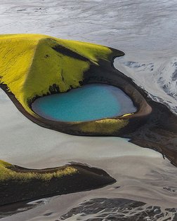 Soaring over the magical landscapes of #Iceland 🇮🇸 Where would you go if you could fly anywhere in the world? ______________...