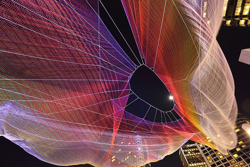 interactivelightsculpture-janet-echelman-and-google-weave-an-interactive-sculpture-in-the-sky-designboom-041.jpg
