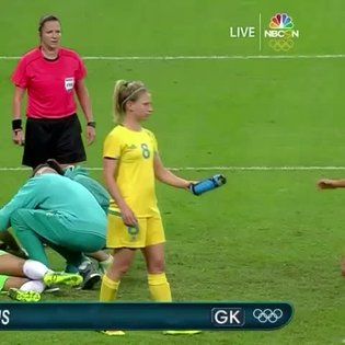 Aussie Captain Lisa De Vanna Struggles With Water Bottle