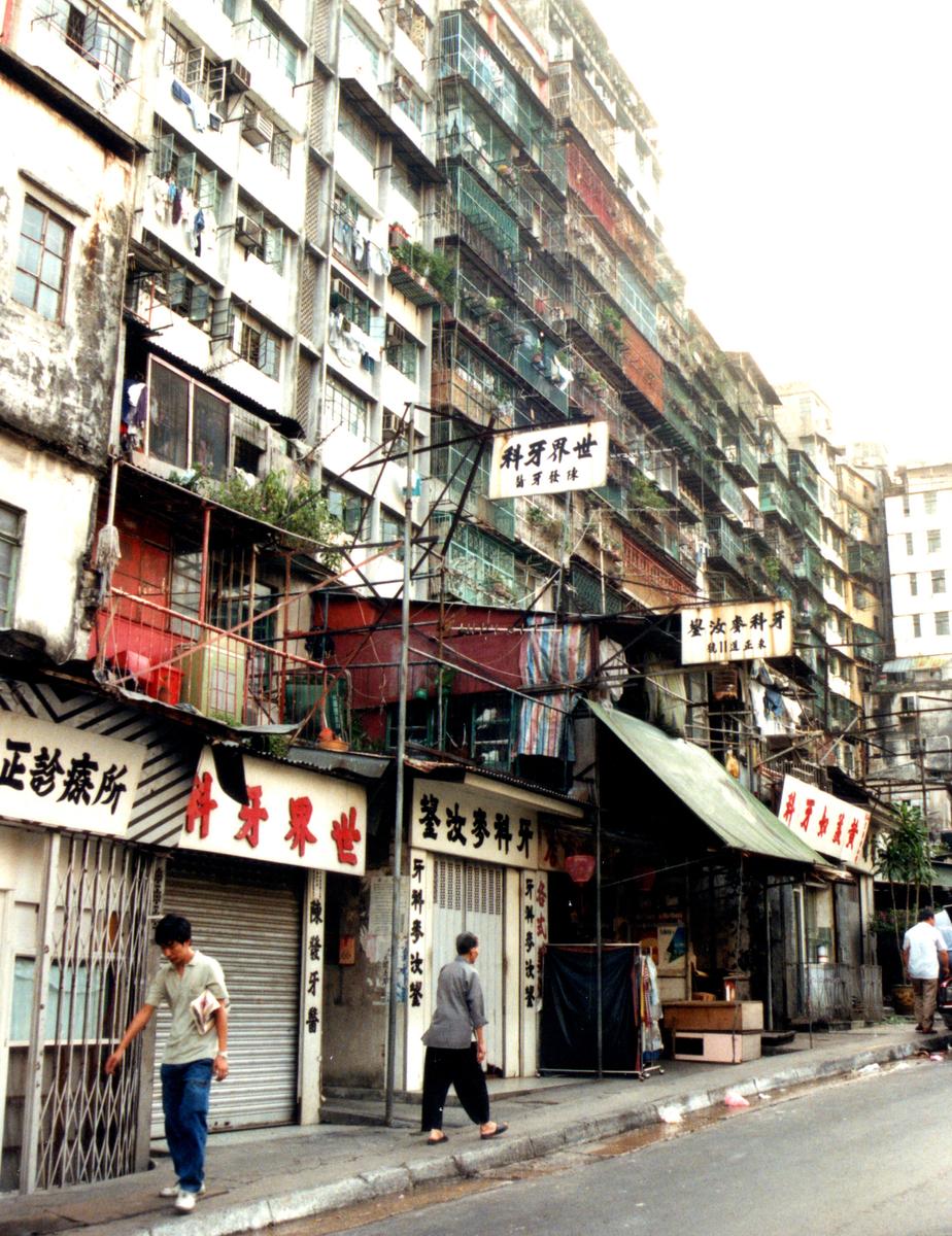 Kowloon_Walled_City_1991.jpg