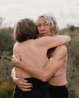 Embrace ❤ Photo by @johannaberghorn #girlgaze