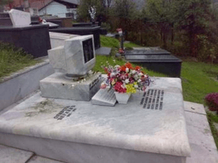tombstones-you-will-find-weird-and-funny-at-same-time-25.jpg