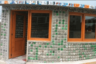Recycled bottles as building materials in Tlaxcala.