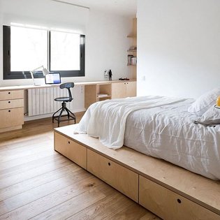 The perfect Scandi Plywood platform bed from @ey_estudio with practical under-bed storage drawers and an awesome matching de...