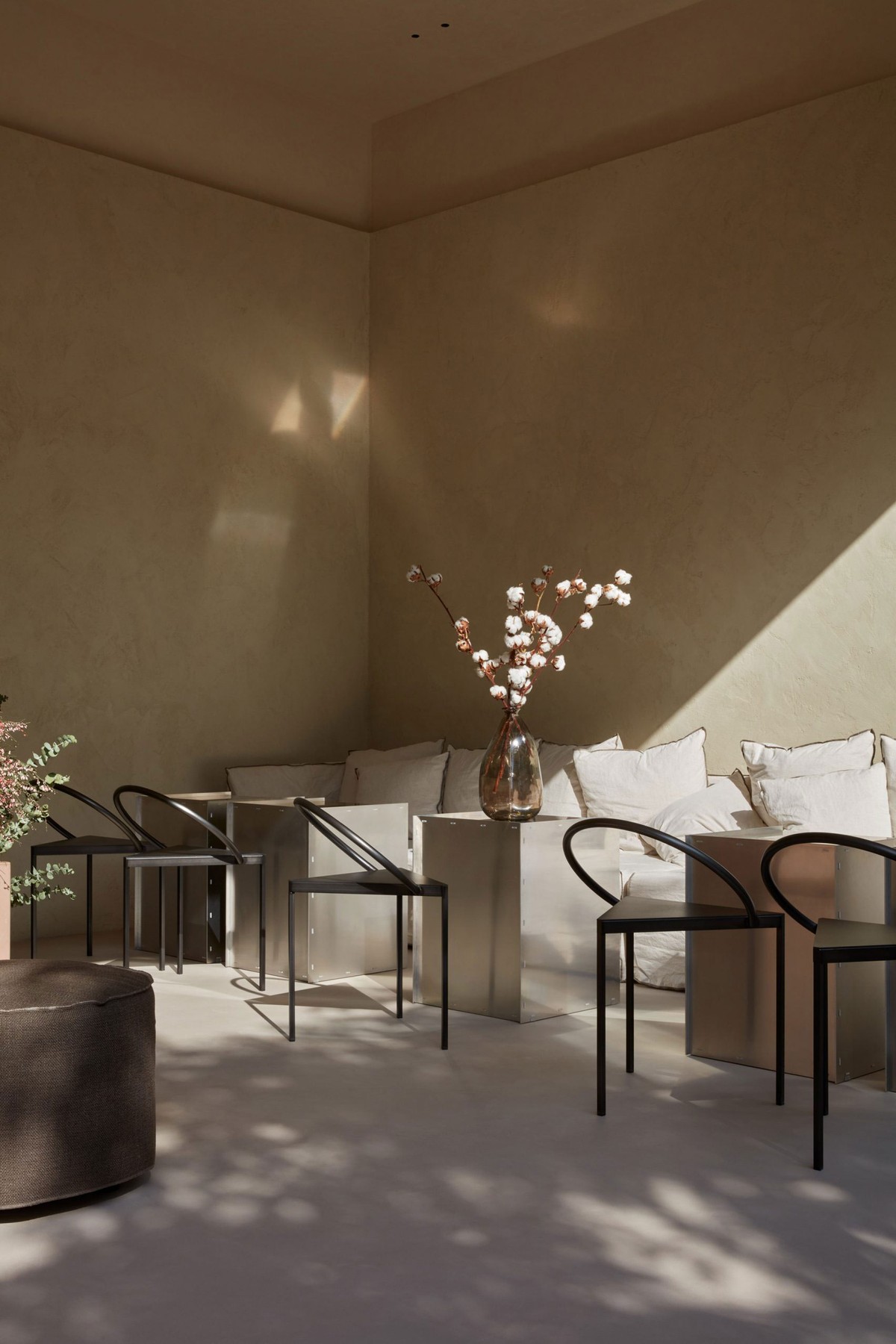 a-raw-and-minimalisti-style-for-la-petite-cafe-in-abu-dhabi-04.jpg