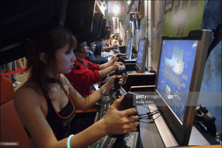 makuhari-chiba-prefecter-tokyo-game-show-2003-in-tokyo-japan-on-26-picture-id110836976?s=2048x2048
