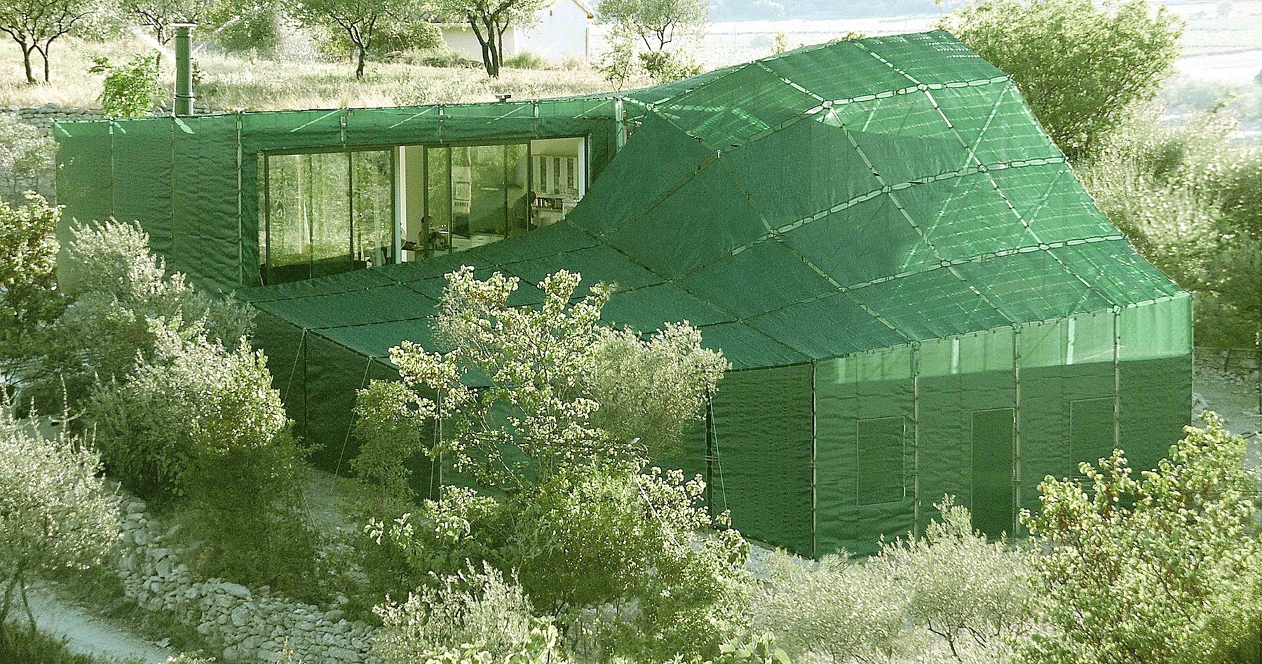 Камуфляжный дом. Камуфляжный дом. Дом камуфляж. Фасад здания камуфляж. Дом камуфляж.