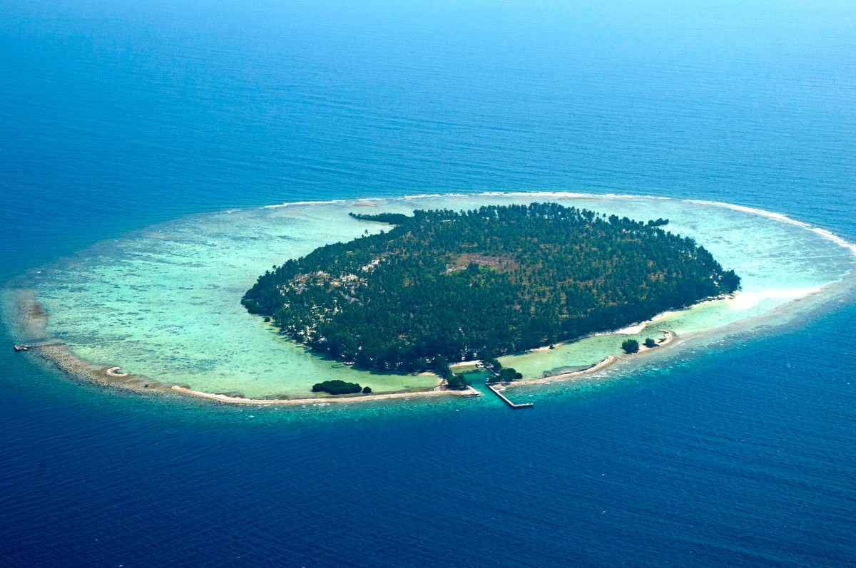 Inhabited island. Каримунджава Индонезия. Остров Ява. Ява Индонезия. Остров Ява пляжи.