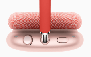 apple_airpods-max_top-red_12082020-1.jpg