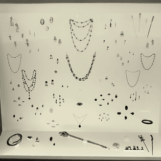 1200px-etruskermuseum_villa_giulia_schnallenschmuck-co_2.jpg