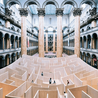 'the BIG maze', was a huge curving labyrinth installed in the hall of the national building museum in washington dc created by BIG/ bjarke ingels. more projects by #bjarkeingels on #designboom! #BIGarchitects #maze @bjarkeingels @nationalbuildingmuseum
