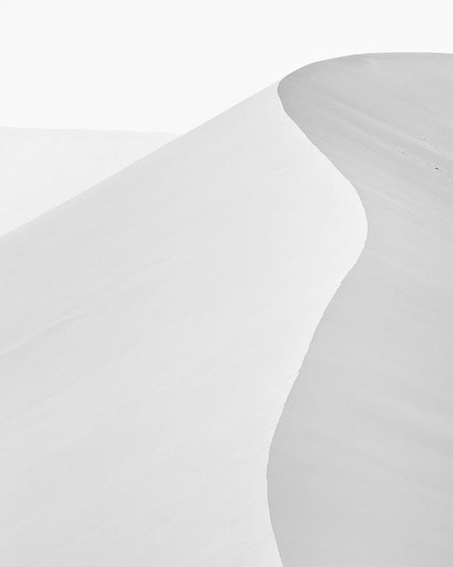 A look at @drewdoggettphotography's striking minimalist series, Dunes of Namibia. So beautiful. See more of on minimalissimo.com