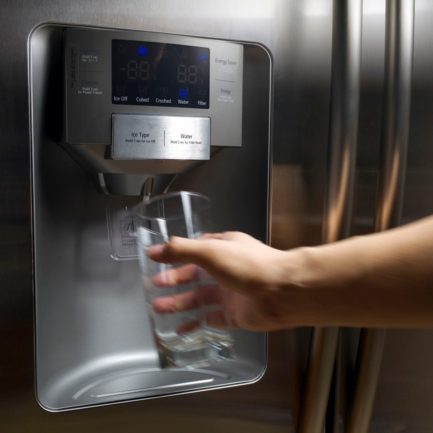 Горячую воду в холодильник. Холодильник Water Dispenser. LG Electronics Water Dispenser холодильник. Холодильник LG С диспенсером для воды и льда. Холодильник с диспенсером и льдогенератором.