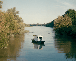 tamas-bene-small-houseboat-on-lake-tisza-architecturew_dezeen_2364_col_13.jpg