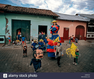 street-performance-of-a-traditional-nicaraguan-show-called-la-gigantona-cmr4cx.jpg