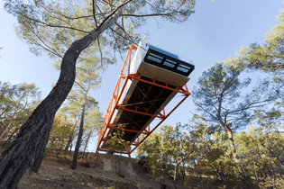 rogers-stirk-harbour-partners-cantilevers-the-richard-rogers-drawing-gallery-over-french-hillside-final-work_dezeen_2364_col...
