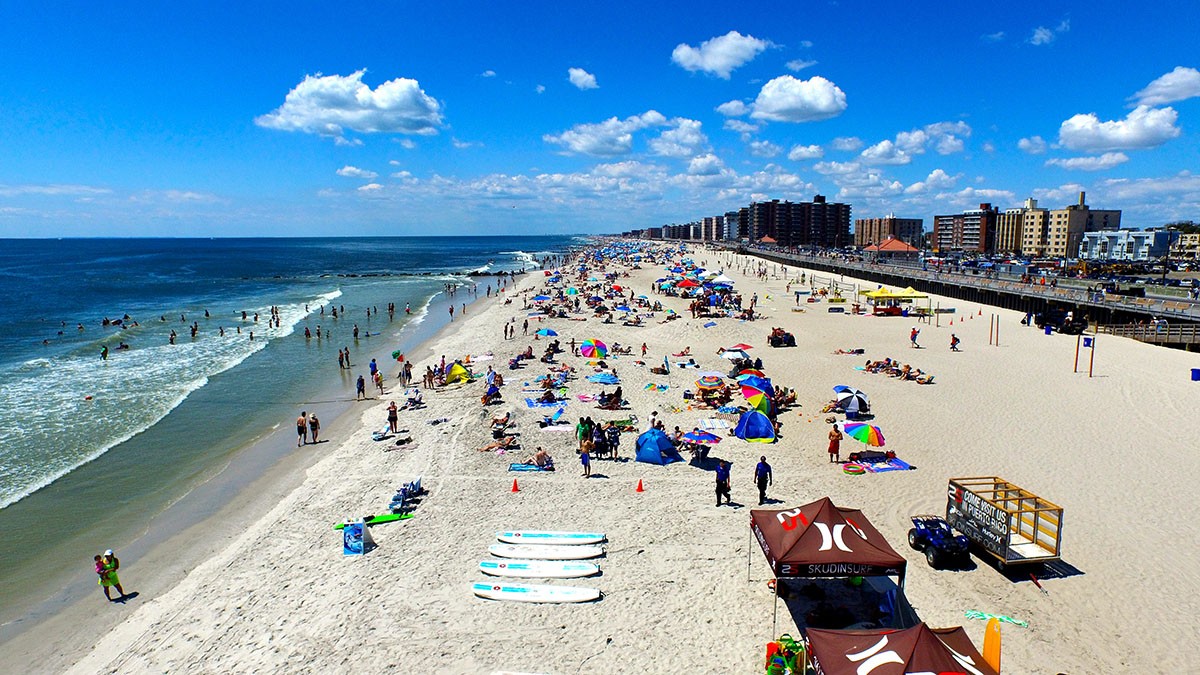 Its beach beach beach. Лонг Бич Нью-Йорк. Лонг-Айленд Нью-Йорк пляжи. Майами-Бич Брайтон Бич. Пляж Брайтон Бич Нью-Йорк.