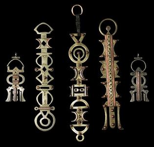 Jewelry-to-hold-cloak.jpeg