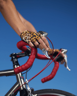 cycling_gloves_signature_leopard_2048x.jpg?v=1587384182