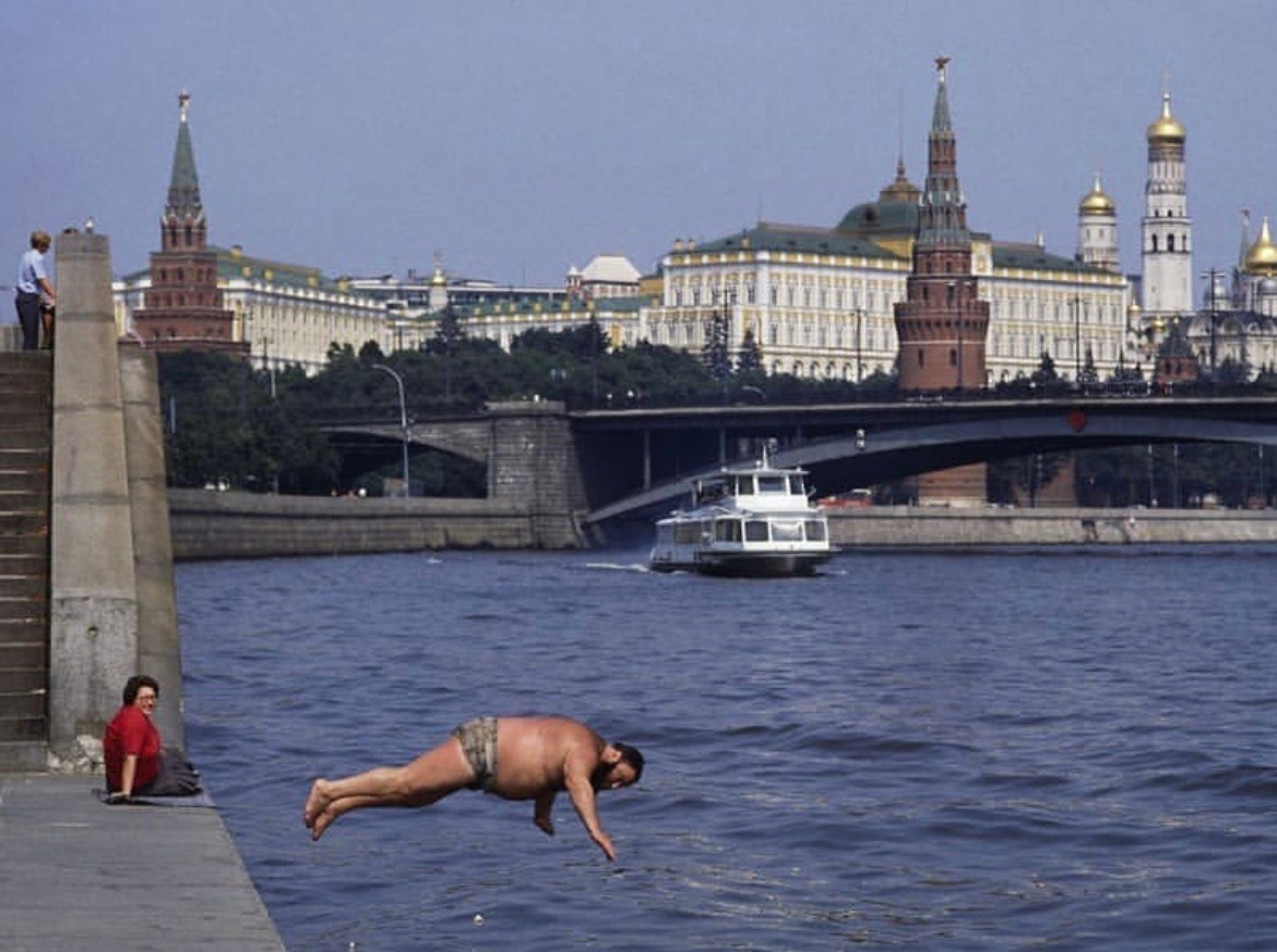 Смешная москва. Кропоткинская набережная Москва. Москва 1987 год. Москва 1987 фото. Купание коня.