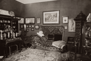 Freud’s study featuring his psychoanalytic couch